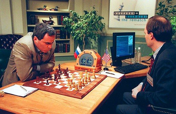 13. IBM tarafından geliştirilen satranç bilgisayarı Deep Blue rövanş maçında Dünya Satranç Şampiyonu Garri Kasparov'u yendi.