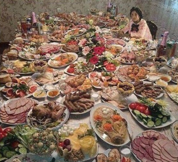 3. А ты чего оливье не доедаешь? Потом поздно будет. Часики-то тикают. Что значит "я уже как цистерна, не могу больше?" Не придумывай. Вся страна доедает, и ты давай. Оливье — цветы жизни