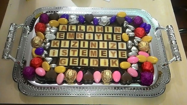 İsteme çikolatası bir varlık göstergesidir diyebiliriz. Bu yüzden çikolatalar, gelenek icabı gümüş tepsinin içine konulur. Yani evlenecek çiftimiz sanki daha önce hiç, bi tane hamburgeri ortak ödememiş gibi, damadın ailesinin zenginliği vurgulanmak istenmektedir.