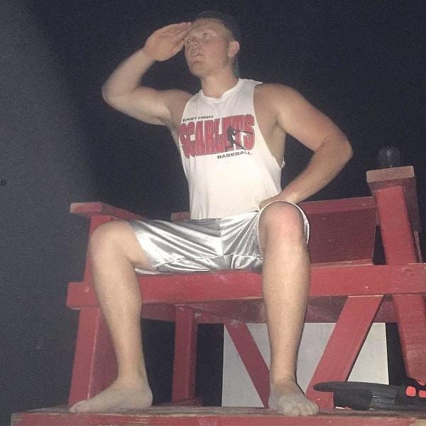 Парня страховали сразу несколько человек.