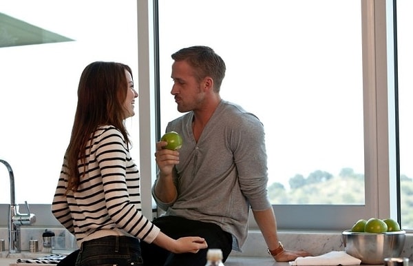 2. Этот взгляд! Кадр из фильма "Эта дурацкая любовь"