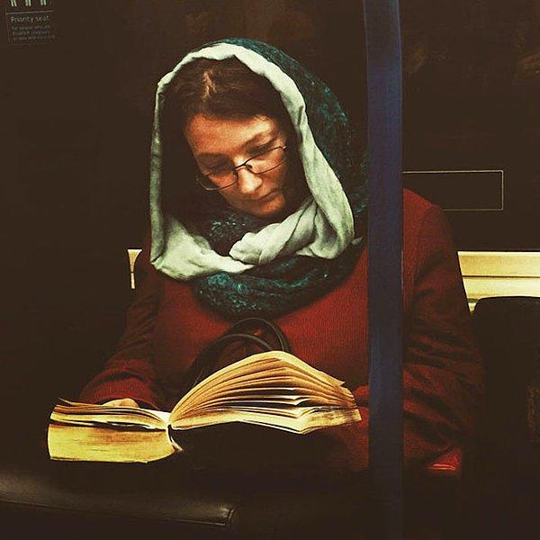 13. Mürebbiye değil, metroda kitap okuyor.