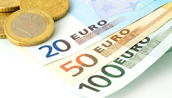 3. Euro banknot ve bozuk paraları Avrupa Birliği üyesi ülkelerde kullanılmaya başlandı.