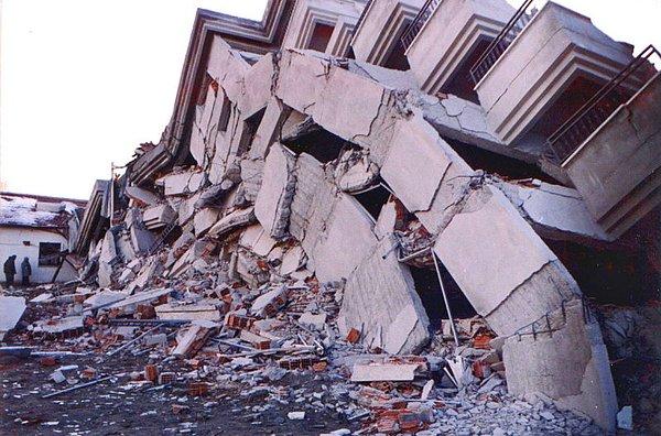 6. Afyonkarahisar'da 6.0 büyüklüğünde deprem oldu. 44 kişi öldü, 622 bina hasar gördü.
