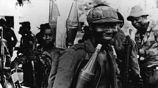 9. Afrika'nın en uzun süren anlaşmazlığı olan Angola İç Savaşı 2002 yılında resmen bitti.