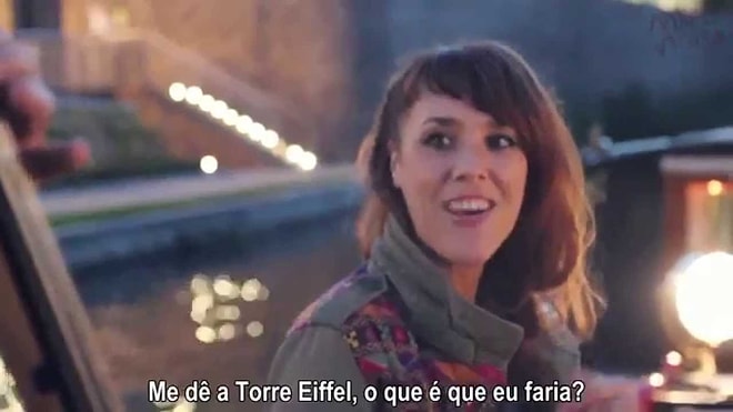 Девушка с божественным голосом поет на улице