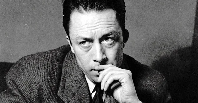 Camus genel kabulün aksine kendini bir "varoluşçu" olarak tanımlamıyordu. Kendini herhangi bir görüş ya da ideoloji ile özdeşleştirmek istemiyordu.