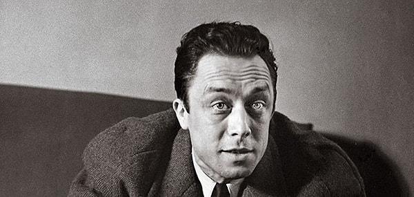 7. Camus sadece bir romancı değildi. Gazetecilik yapmasının yanı sıra, aynı zamanda bir oyun ve deneme yazarıydı.