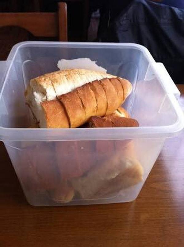 2. Ağzına kadar doldurulmuş masa üstü ekmek kovası.