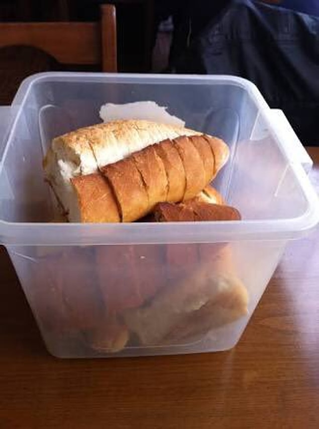 2. Ağzına kadar doldurulmuş masa üstü ekmek kovası.