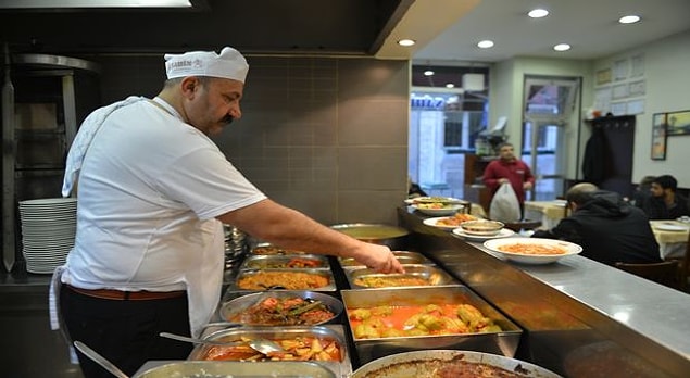 7. Tonton göbüşlü ve lezzet ilhamını bıyıklarından alan aşçıbaşı