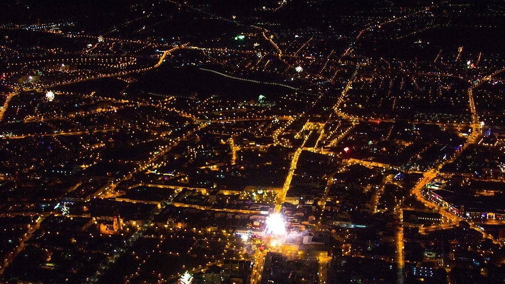 Yılbaşı Gecesi Atılan Havai Fişeklerin Havadan Muhteşem Görüntüsü