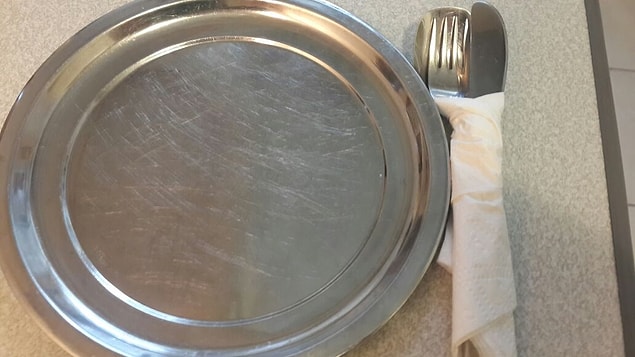 4. Peçeteye sarılmış halde duran çatal bıçak ve metal tabak, birçok yeni restorantta kağıdın içinden çıkan servislerden daha samimidir.