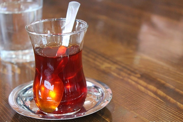 13. Yemek yedikten sonra masaya kendi kendine gelen ve asla adisyona yazılmayan çay.