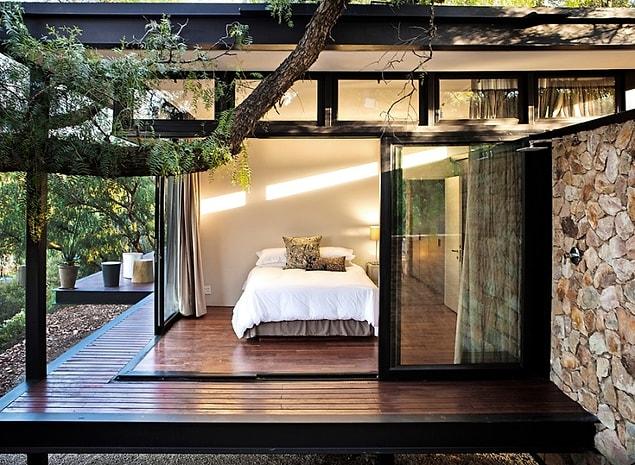 14. This bedroom with sliding walls that let you go out directly to the garden.