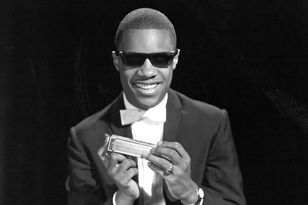 6. Doğduktan hemen sonra görme yetisini kaybeden, 1973'te geçirdiği bir trafik kazasında koku duyusunu yitiren, 22 Grammy ödüllü Amerikalı şarkıcı, besteci, prodüktör kimdir?
