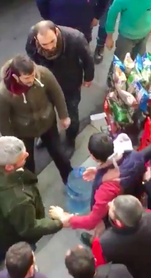 Olay yerine gelen polis ekiplerince karakola götürülen kişinin ise teröristle ilgisinin olmadığının anlaşıldığı ve daha sonra serbest bırakıldığı ifade ediliyor.