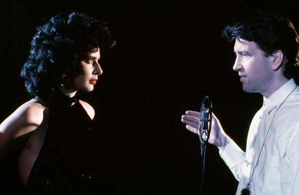 "Blue Velvet" filmiyle başlayan bu aşk sık görüşmelerle alevlenmiş ve nihayetinde Lynch ile Rossellini nişanlanmıştı.