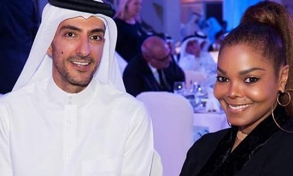 8. Отцом первенца стал третий муж Джексон, катарский бизнесмен Виссам аль-Мана, чья компания занимается продажей одежды luxury-брендов в странах Персидского залива. Аль-Мана младше Джексон на девять лет