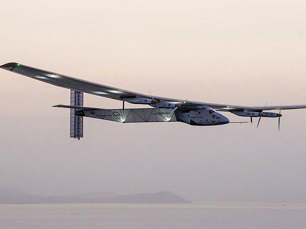 13. Güneş enerjisi ile çalışan Solar Impulse-2 adlı uçak, Abu Dabi'den havalanarak başladığı dünya üzerindeki bir yıllık yolculuğunu bitirerek tekrar Abu Dabi'ye iniş yaptı.