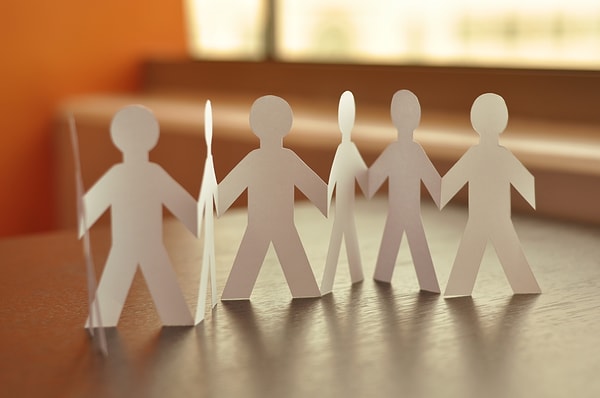 Наверное, услышав словосочетание "вырезать из бумаги", многим из нас на ум придет первым делом вот это)))