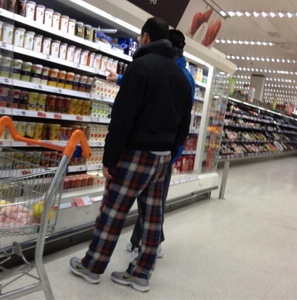 13. Или штаны от пижамы, человека в которых обычно можно повстречать в продуктовом магазине...
