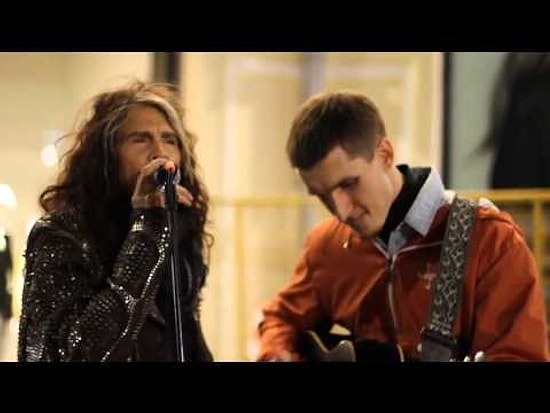 Стивен Тайлер из «Aerosmith» поет дуэтом с обычным уличным музыкантом