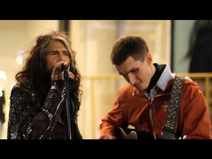 Стивен Тайлер из «Aerosmith» поет дуэтом с обычным уличным музыкантом