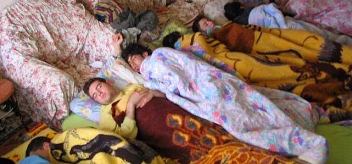 Arkadaşın Bekar Evinde Yatıya Kaldığınızda Üstünüze Verilen Battaniyeye Dair…