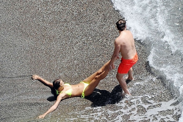 4. Когда девушка не хочет идти купаться, нужно поступать так