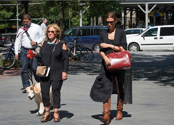 8. Кстати, у Ирины весьма теплые отношения с мамой Брэдли, Глорией Кампано