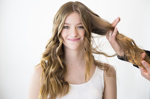 После завивки волос вы можете оставить их как есть или расчесать локоны, если вам так больше нравится.