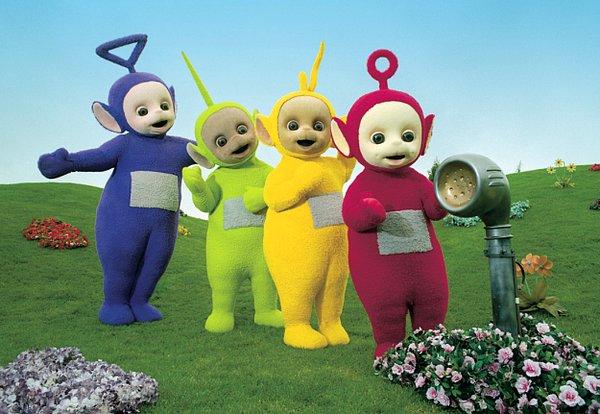 7. Teletabiler de 1997 yılının Mart ayında BBC2 kanalında ilk defa yayınlanmıştı. Tinky Winky, Dipsy, Laa-Laa, ve Po'dan yaşça küçük insanlar üniversiteye gidiyor.