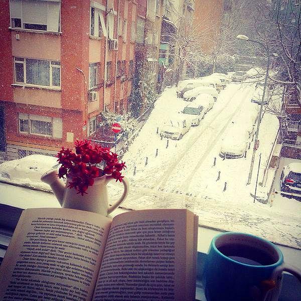 3. İçimizden aşırı keyifçi olanların Instagram'ı süsleyen kar-kitap-kahve kombinleri...