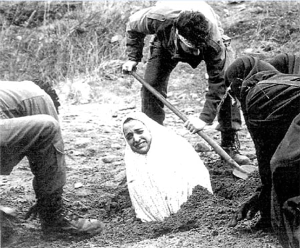 4. Иран. Женщину зарывают в землю перед тем, как забить камнями за измену мужу.