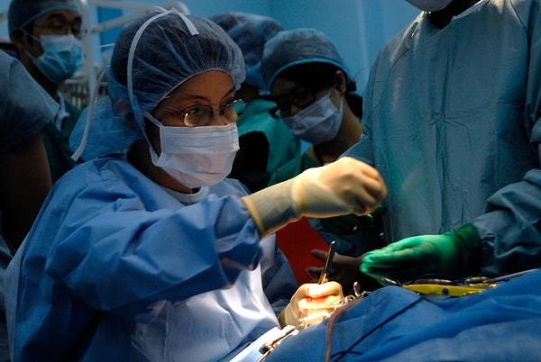 Japonya’da doktorlar, 16 yaşındaki bir kızı yumurtalıklarındaki tümör nedeniyle ameliyata aldılar.