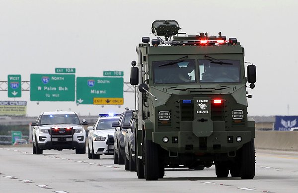 Farklı şubelerden emniyet görevlileri ivedilikle Fort Lauderdale Havaalanı'na yönlendirildi.