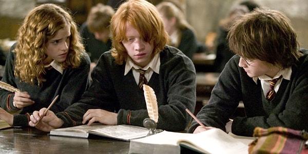 28. 'Harry Potter ve Azbakan Tutsağı' çekilmeden önce yönetmen Alfonso Cuaron üç oyuncuya da karakterleri hakkında birer yazı yazmalarını söyledi.