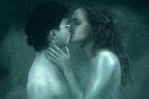 32. Harry ve Hermione'nin hortkuluk öpüşme sahnesi çekilirken, Rupert Grint kıkırdamayı kesemediği için setten çıkarılmak zorunda kaldı.
