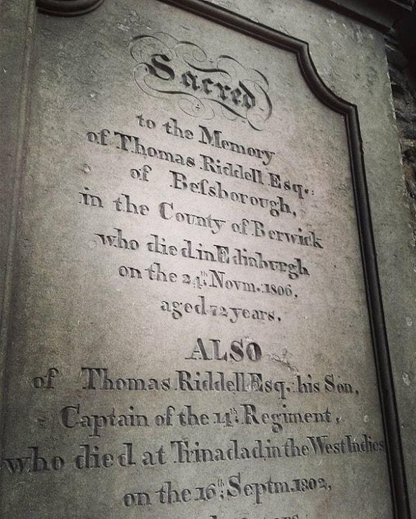 33. Edinburgh, Greyfriars Kirk'te Thomas Riddle, William McGonagall ve Elizabeth Moodie isimlerine ait üç mezar taşı bulunuyor.