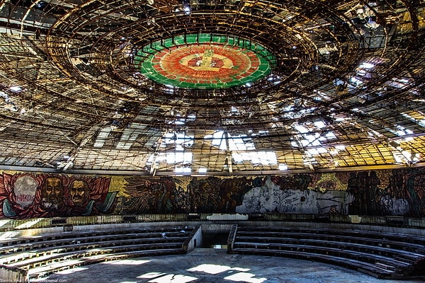 3. Где расположена эта достопримечательность?