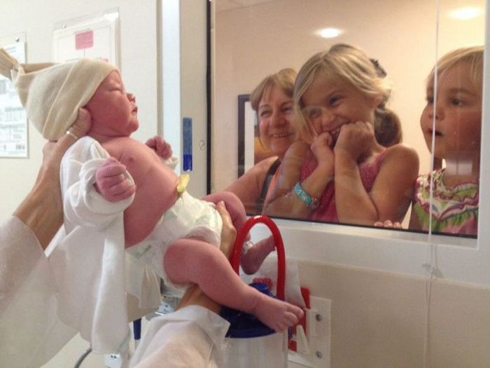 4. Видеть своего брата впервые - настоящее счастье!