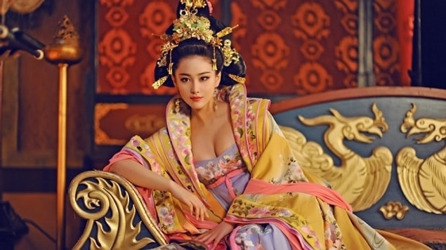 Wu Zetian 624 yılında Çin'in Lizhou (günümüzdeki adı Guangyuan) adlı kentinde dünyaya geldi ve 14 yaşına kadar da burada ailesiyle birlikte yaşadı.