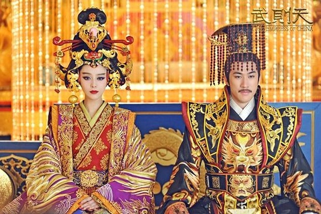 Taizong'un ölümünden sonra imparator olan Gaozong ilk gördüğü günden beri Wu Zetian'a karşı bir ilgi beslemekteydi. Fakat ortada bir problem vardı. Gaozong evliydi ve karısı Wing de resmi imparatoriçe konumundaydı.