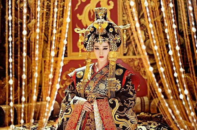Wu Zetian imparatoriçe olabilmek için sinsice bir plan yaptı. İmparatoriçe Wing'in yeni doğan bebeği ziyaretinden kısa bir süre sonra Zetian kendi çocuğunu boğarak öldürdü ve katil suçunu Wing'in üzerine attı.