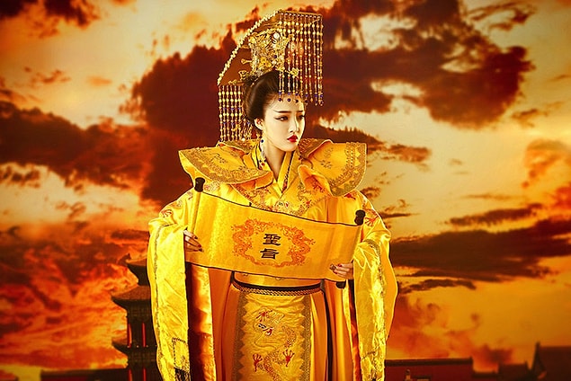 Wu Zetian artık resmen Çin'in hükümdarı olmuştu. Tang Hanedanı'nı ortadan kaldırdı, amacı hükümdarlığı kendi soyundan devam ettirmekti. Kadını ikinci plana atan geleneksel görüşleri yıktı.