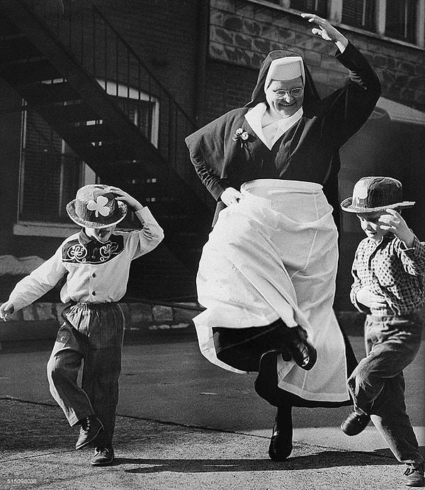 16. Çocuklarla dans eden rahibe, 1964.
