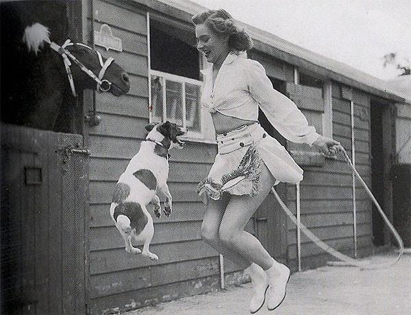 23. İp atlayan köpek ve kadın, 1940lar...