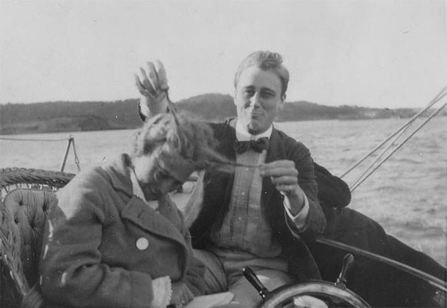 Kuzeniyle beraber görüntülenen Amerika'nın 32. başkanı Franklin D. Roosevelt...