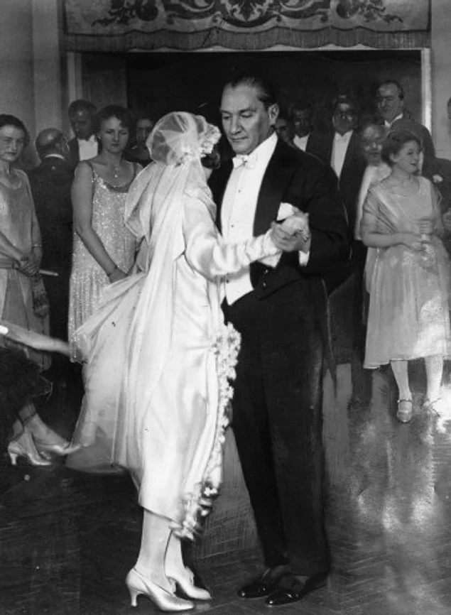 Viyana Büyükelçiliği Başkatibi Tahsin Bey ile evlendi. Düğünü 17 ocak 1929'da Ankara Palas'ta yapıldı.